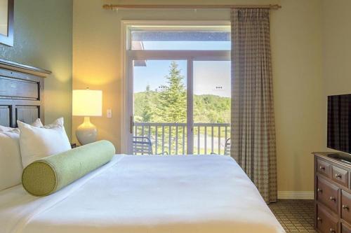 Postel nebo postele na pokoji v ubytování Enjoy the family for ski adventures in 2BD condo with resort amenities