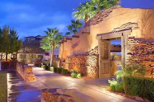 Κήπος έξω από το Visit the amazing Red Rock Formation in this beautiful 1BD condo with amenities
