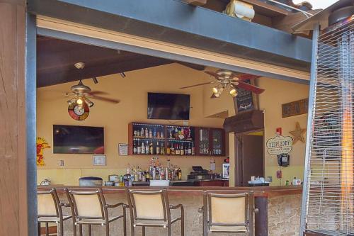 Ο χώρος του lounge ή του μπαρ στο Visit the amazing Red Rock Formation in this beautiful 1BD condo with amenities
