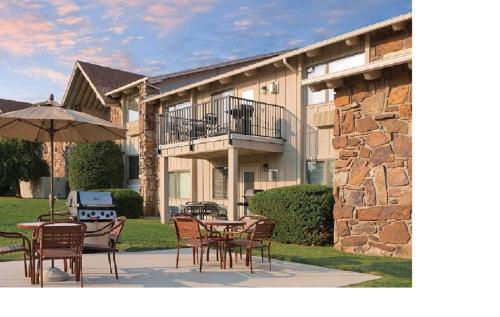 AftonWorldmark Grand lake 1BD的大楼前的桌椅和雨伞