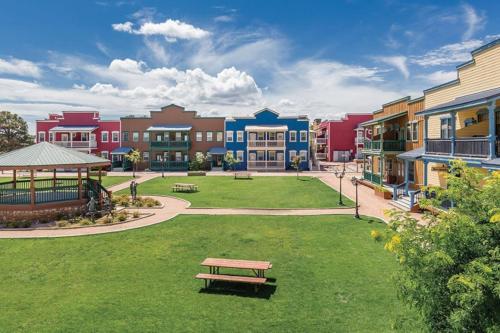 a park with a bench in the middle of a campus at Worldmark Bison Ranch - 1BD Sleeps up to 4 in Overgaard