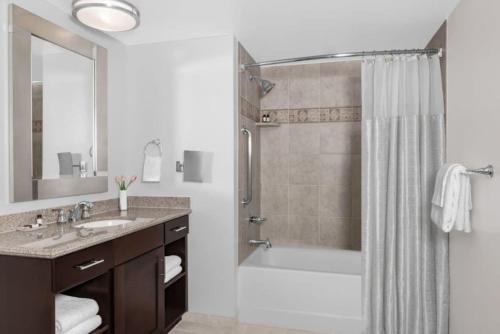 Bilik mandi di Marriott Grand Chateau Studio Sleeps 4