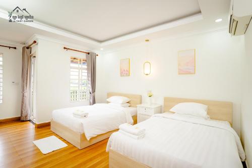 Postel nebo postele na pokoji v ubytování La Fairy Garden Resort