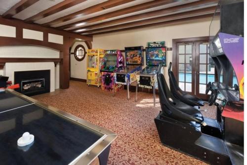 a room with a room with video games at Worldmark- Clear lake 2bd in Nice