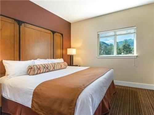 a bedroom with a large bed with a window at Worldmark - Estes Park 2BD in Estes Park