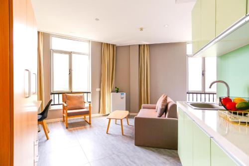 Dapur atau dapur kecil di Nine Rooms Serviced Apartment Hotel