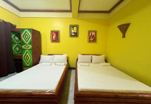 Postel nebo postele na pokoji v ubytování Simons Heritage Resort Puerto Galera