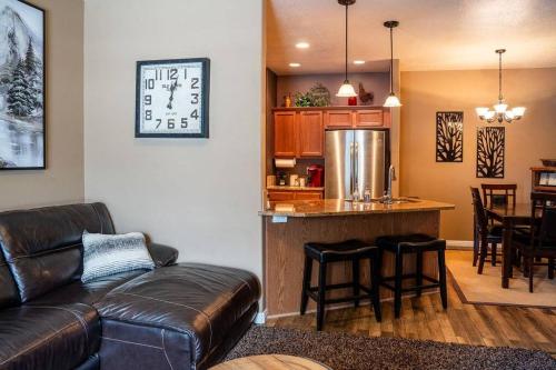 a living room with a couch and a kitchen at Misty Mountain Townhouse in Donnelly