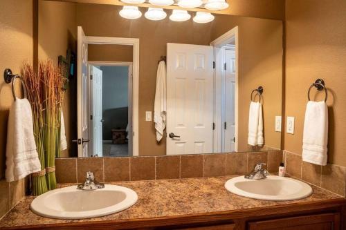 a bathroom with two sinks and a large mirror at Misty Mountain Townhouse in Donnelly