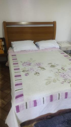 Postel nebo postele na pokoji v ubytování Kitnet cantinho dos Dinos