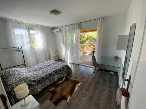 una camera da letto con un letto con una grande foglia sul pavimento di Grande villa belle vue lagon kazcaillou a Saint-Paul