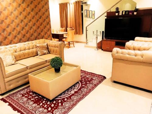 Χώρος καθιστικού στο Private 3BHK Luxurious Villa with Indoor Pool near Mahabalipuram