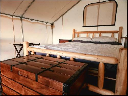 a bedroom with a bed and a mirror in a tent at Prairie Falcon 2 in Valle
