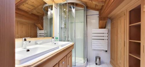 une salle de bain avec deux lavabos et une douche en verre dans l'établissement Duplex Luxueux 200m2 Niché sur les Pistes - Paradis Lodge pour 14 Personnes, à Bourg-Saint-Maurice