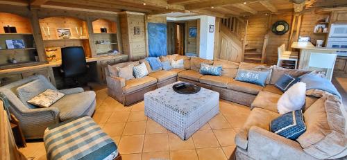 - une vue de tête sur un salon avec canapés dans l'établissement Duplex Luxueux 200m2 Niché sur les Pistes - Paradis Lodge pour 14 Personnes, à Bourg-Saint-Maurice