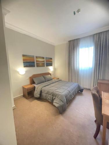 Vuode tai vuoteita majoituspaikassa Almotwest hotel