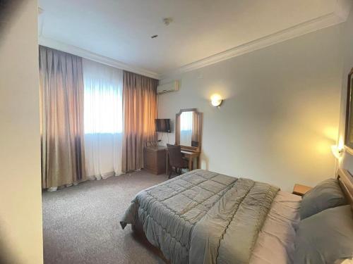 Vuode tai vuoteita majoituspaikassa Almotwest hotel