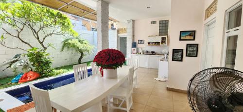 une cuisine et une salle à manger avec une grande fenêtre avec un aquarium dans l'établissement Capricorn Villa, à Seminyak