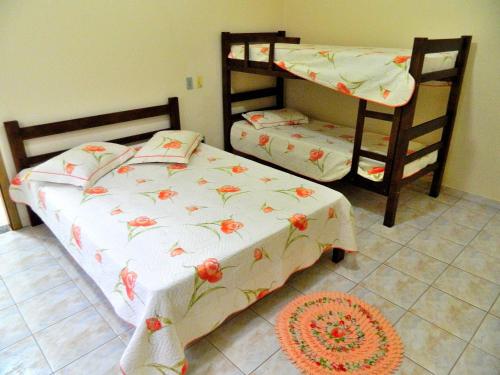 - une chambre avec 2 lits superposés et un tapis dans l'établissement Casa Recanto do Maestro ll, à Olímpia