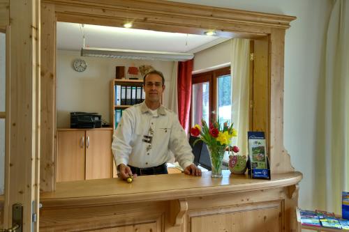 Ahli kakitangan di Schwarzwald-Hotel Kraeutle