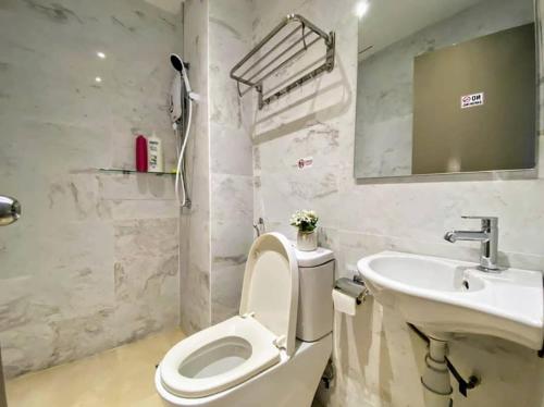 Ένα μπάνιο στο Silverscape Residence 3 Bedrooms Suite by MJ Holiday