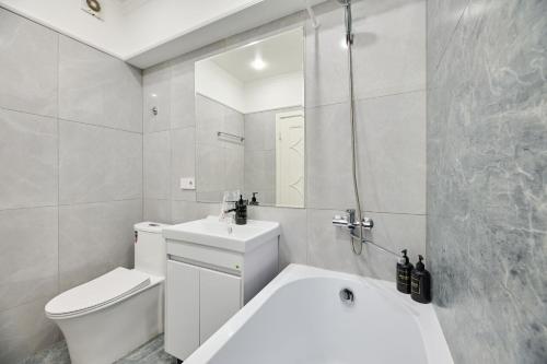 Koupelna v ubytování One Bedroom Apartment Next to Arbat In The Center of Almaty
