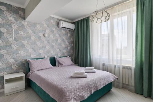 Postel nebo postele na pokoji v ubytování One Bedroom Apartment Next to Arbat In The Center of Almaty