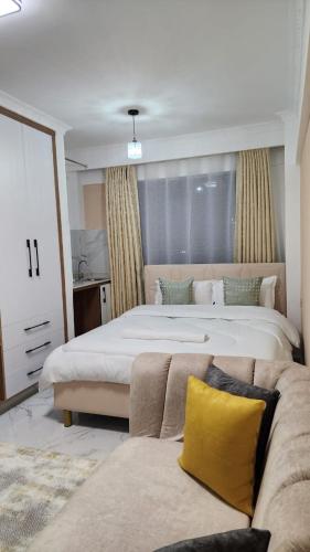 Postel nebo postele na pokoji v ubytování Cozy Studio in Kilimani near Yaya Center