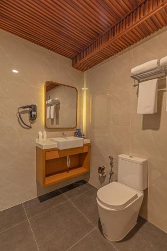 Un baño de UMET Seaview Hotel with Free Airport Pick up and Drop T&C Apply