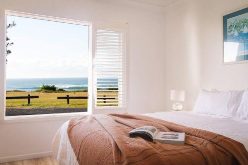 Postel nebo postele na pokoji v ubytování Ocean View Pippi Beach Yamba