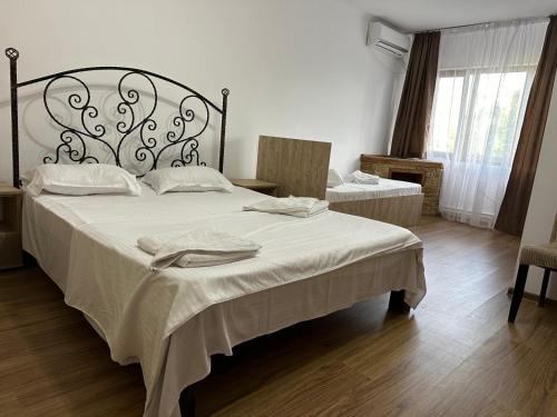 Postel nebo postele na pokoji v ubytování Pensiune Restaurant Rustic Rm Sarat