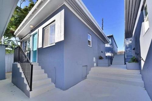 Una casa azul con escaleras al frente. en Modern Eclectic 1BR by Downtown, Airport & More, en San Diego