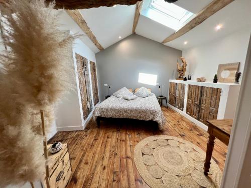 - une chambre avec un lit et un plafond voûté dans l'établissement Les hirondelles du marais, à Riom