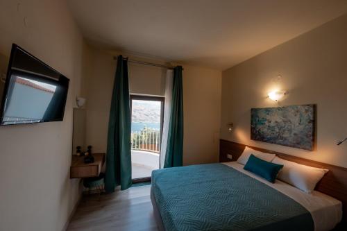 Katil atau katil-katil dalam bilik di Istros Villas - with Pools, BBQ & Heated Spa Whirlpools, By ThinkVilla