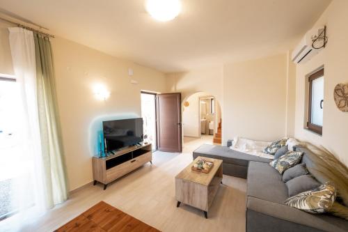 Televisyen dan/atau pusat hiburan di Istros Villas - with Pools, BBQ & Heated Spa Whirlpools, By ThinkVilla