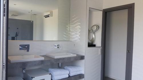 une salle de bain avec deux lavabos et un miroir dans l'établissement Villa des Anges, à Draguignan
