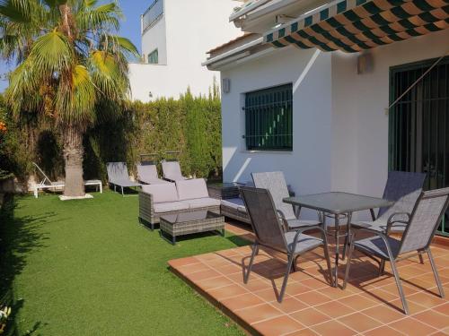 Κήπος έξω από το Three-bedroom holiday villa with magnificent pool next to the sea and golf courses