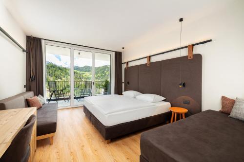 Postel nebo postele na pokoji v ubytování Hotel Alpenrose Dolomites