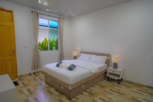 Ένα ή περισσότερα κρεβάτια σε δωμάτιο στο The Happiness Sun Suites