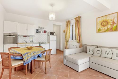 un salon avec un canapé et une table dans l'établissement Bel appartement 4p St-Maxime, à Sainte-Maxime