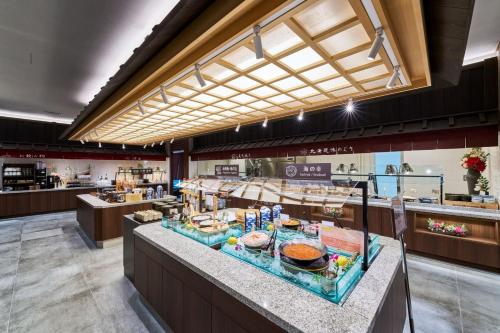 un ristorante con un bancone con del cibo sopra di La Vista Hakodate Bay Annex a Hakodate