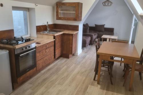 une cuisine et un salon avec une table et un canapé dans l'établissement 2 pièces terrasse, à Wasselonne