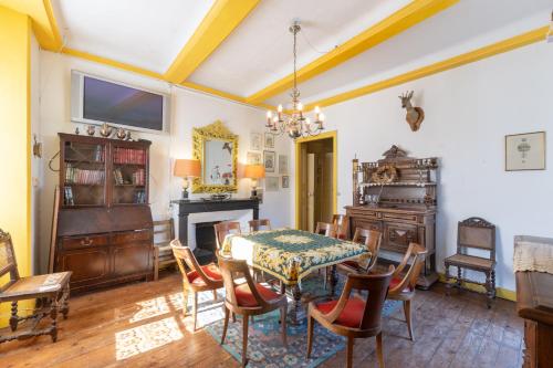 une salle à manger avec une table et des chaises dans l'établissement Maison de Maître du domaine des Lys, à Largentière