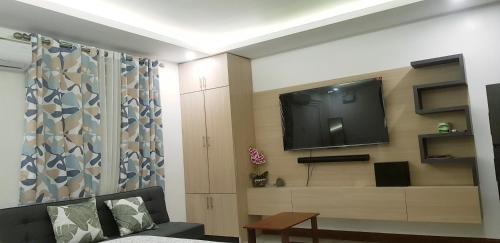 Μια τηλεόραση ή/και κέντρο ψυχαγωγίας στο 1 MARY's STAYCATION Condo Type with Balcony 2 person