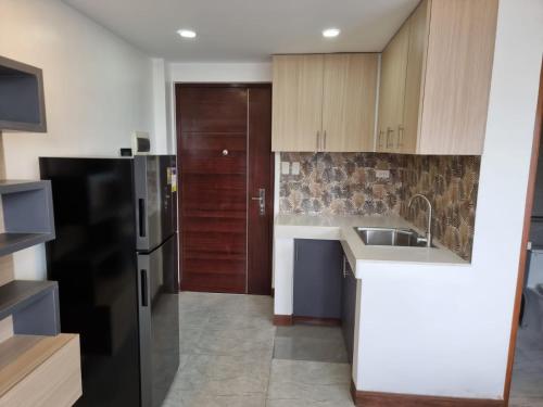 Η κουζίνα ή μικρή κουζίνα στο 1 MARY's STAYCATION Condo Type with Balcony 2 person