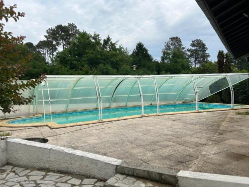 un grand bâtiment en verre avec une piscine dans l'établissement 