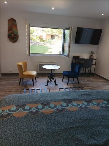 - un salon avec des chaises, une table et une fenêtre dans l'établissement L' Har & Lam, à Leuilly-sous-Coucy