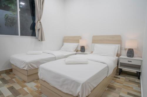 Postel nebo postele na pokoji v ubytování The Happiness Sun Suites