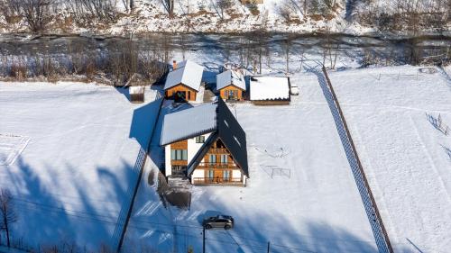 eine Luftaufnahme eines Hauses im Schnee in der Unterkunft The North Legend in Strîmtura