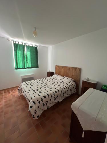 une chambre avec deux lits et une fenêtre dans l'établissement Location à la campagne, à Saint-Mars-de-Locquenay